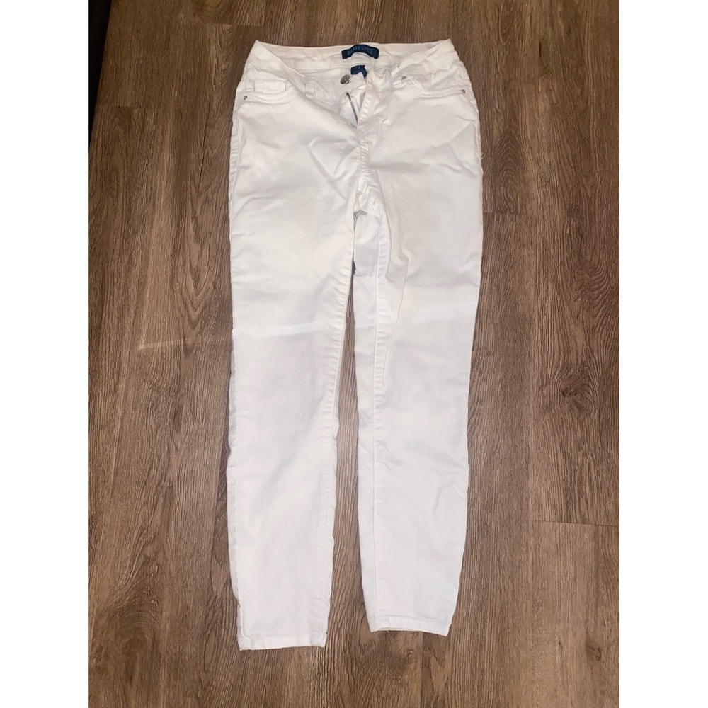 White skinny jeans.